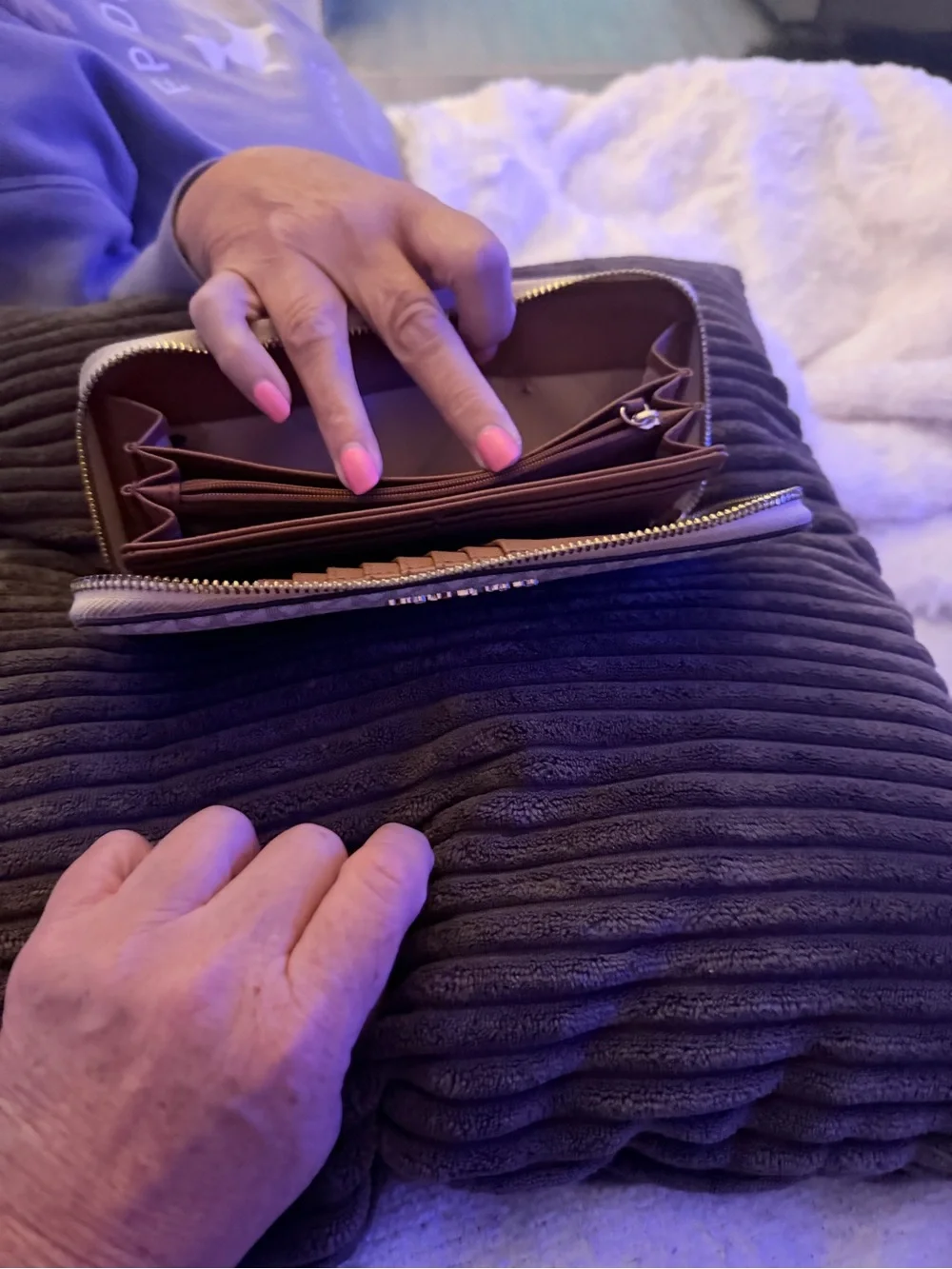 Michael Kors Signature Zip-Around Wallet - Ivory/Gold Logo